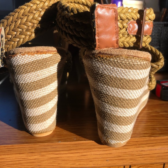 ARDENE | Free w/purchase | Platform Sandals | Striped | Size 6/36 - Picture 3 of 8